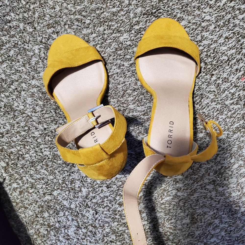 NWT Torrid Yellow Buckle Up Sandals